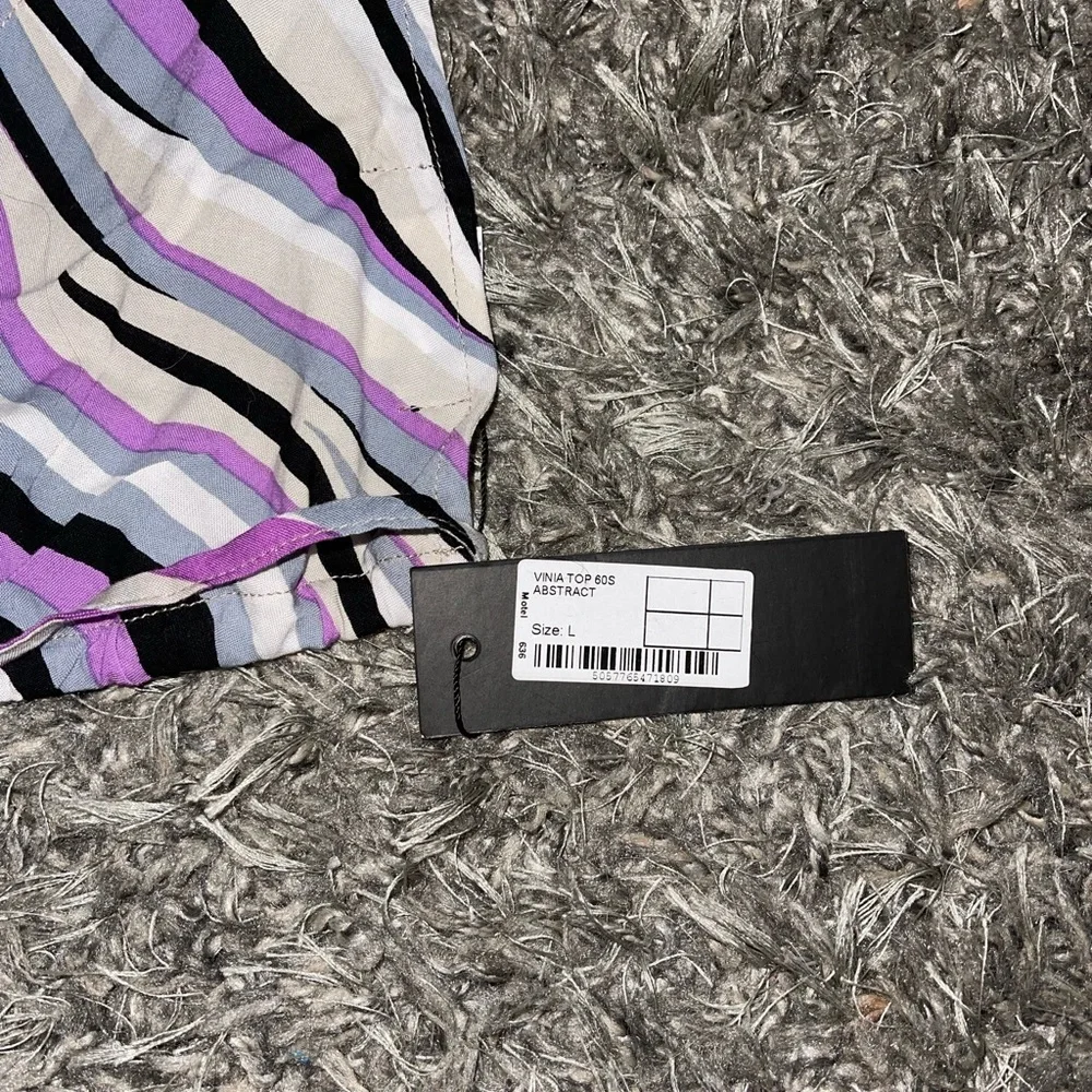 Abstract Crop Top - Picture 3 of 4